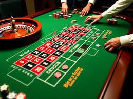 Dashboard tirai77 menampilkan UFC, sportsbook, permainan slot, dan meja dealer langsung